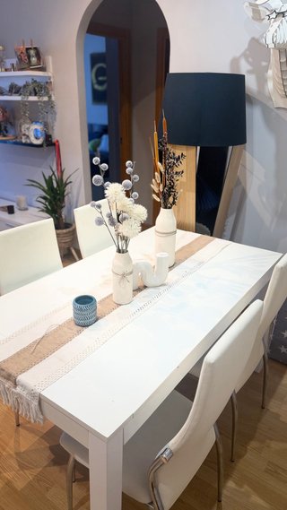 Mesa de comedor blanca con 4 sillas