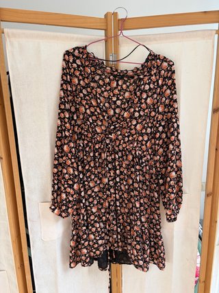 Vestido floral negro y naranja