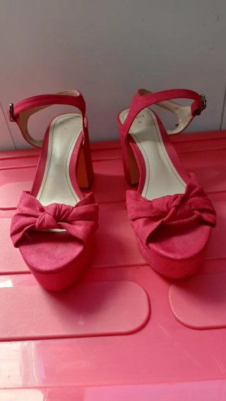 Zapatos de tacón rojos con lazo
