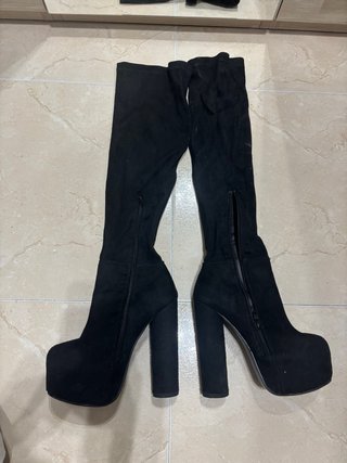Botas altas negras con plataforma y tacón