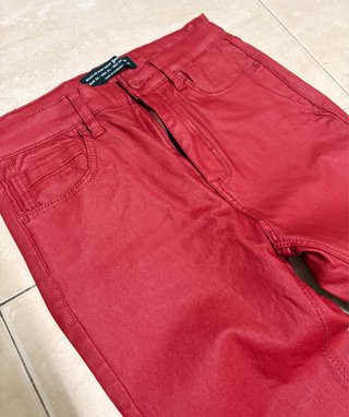Pantalón efecto cuero color burdeos talla S