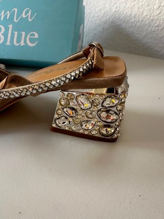 Zapatos de tacón con pedrería Alma en Pena