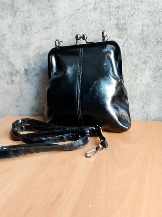 Bolso de mano negro con asa