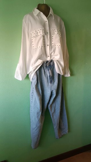 Conjunto de Camisa Blanca y Pantalón Vaquero