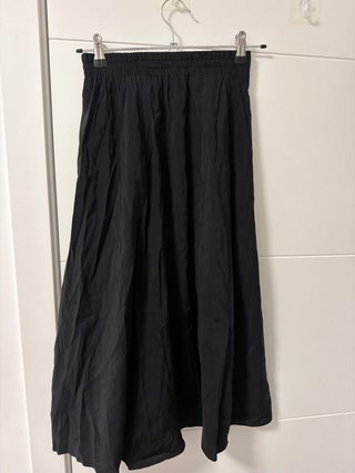 Falda negra midi