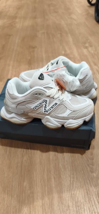 New Balance 9060 Beige/Blanco Zapatillas Deportiva