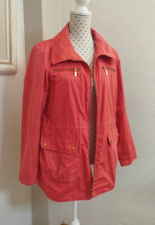 Cortavientos  color coral. Talla XXL.