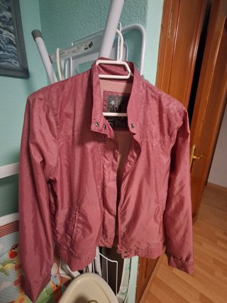 Chaqueta cortavientos rosa