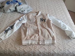 Chaqueta estilo universitario beige y blanca