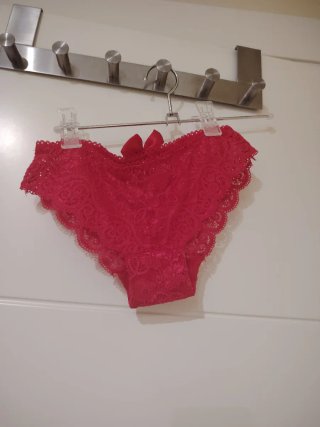 Ropa interior roja de encaje con lazo