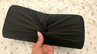 Bolso de mano negro, de raso.