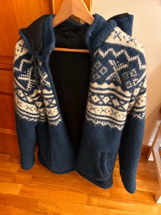 Chaqueta de punto forrada azul y blanco