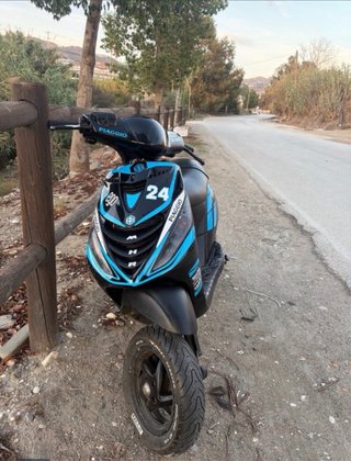 Piaggio Zip sp Scooter Negra y Azul