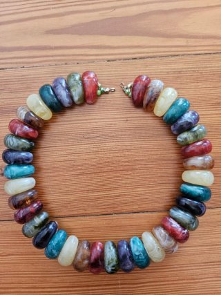 Collar de cuentas multicolor