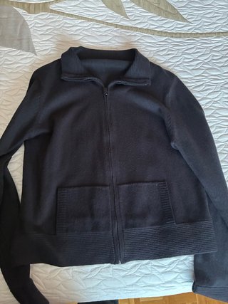 Chaqueta negra con cremallera