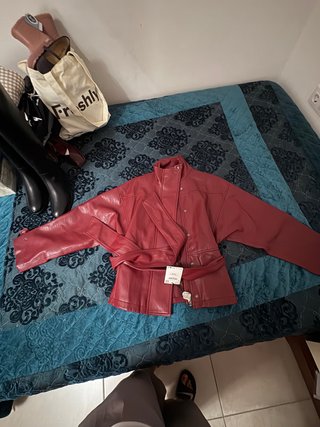 Chaqueta efecto piel roja Zara Talla S