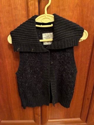 Chaleco negro de punto con cuello