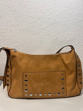 Bolso de hombro con tachuelas