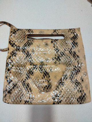 Bolso con estampado de serpiente