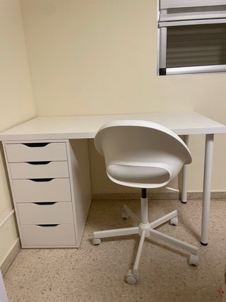Mesa de escritorio y silla blanca