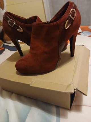 Botines de tacón rojos