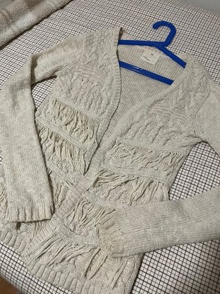 Chaqueta de punto beige con flecos