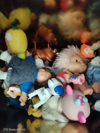 Lote de muñecos y figuras variadas