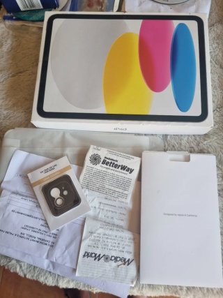 Caja iPad Apple con manuales y protector