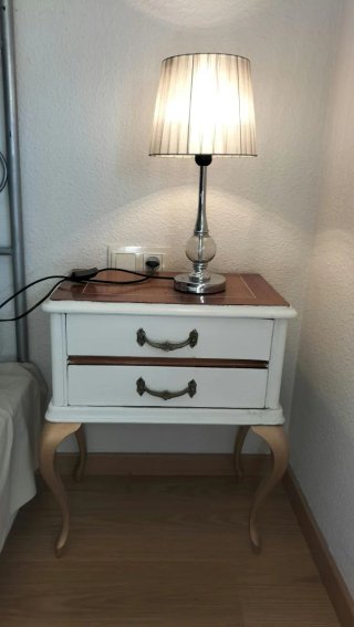 Mesitas de noche y cómoda madera