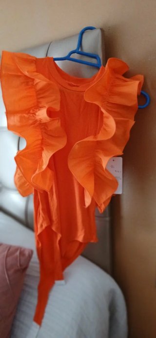 Body naranja con volantes