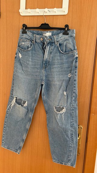 Vaqueros Bershka rotos azul claro