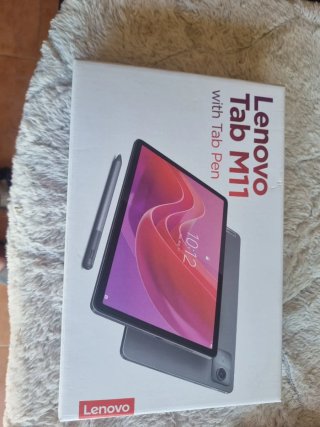 Caja Lenovo Tab M11 con manuales