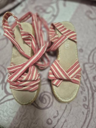 Sandalias de cuña con tiras rojas y blancas