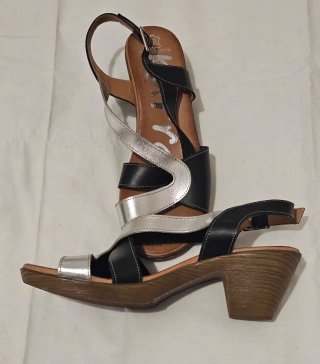 Sandalias negras y plateadas