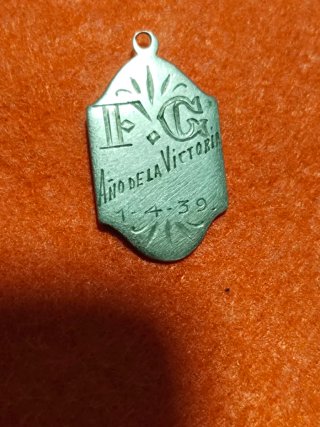 Medalla Antigua Guerra Civil. año de la victoria