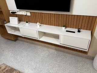 Mueble TV blanco y madera
