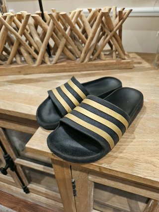 Chanclas adidas Negras y Doradas Talla 38