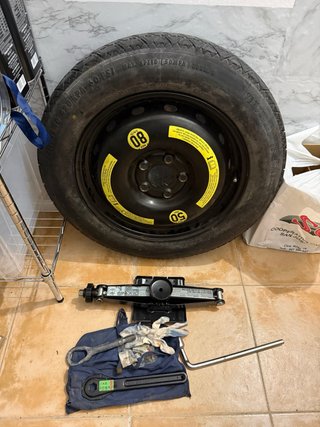 Rueda de repuesto y herramientas Mercedes