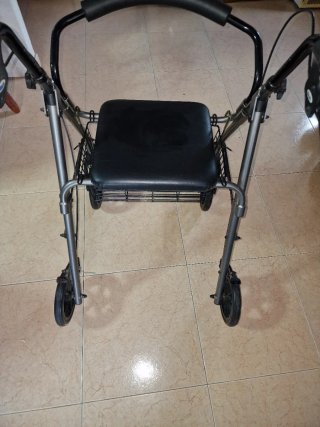 Andador con asiento y cesta