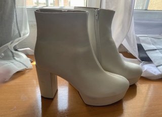 Botas blancas de plataforma y tacón