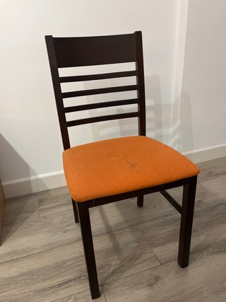 Silla de comedor con asiento naranja