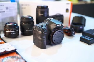 Cámara Sony A68 + 3 Objetivos Sony + Accesorios