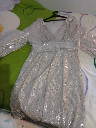 Vestido de fiesta plateado con lentejuelas