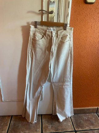 Pantalón Stradivarius beige talla S