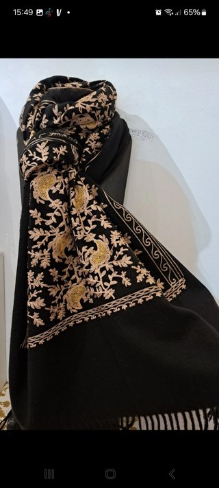 Pañuelo tacto Cachemir Bordado Negro y Dorado