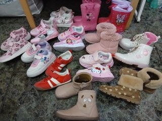 Lote de 13 pares de calzado infantil talla 28