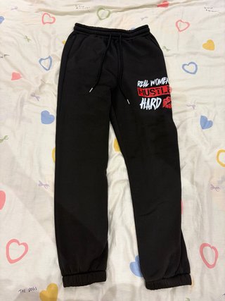 Pantalón de chándal negro estampado Talla S