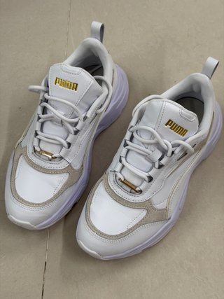 Zapatillas Puma Blancas y Doradas