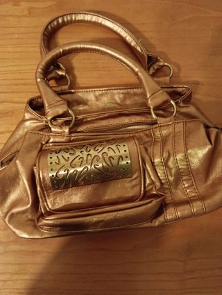 Bolso de mano color dorado