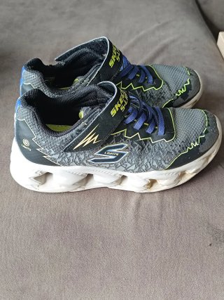 Zapatillas Skechers con luces para niño y regalo
